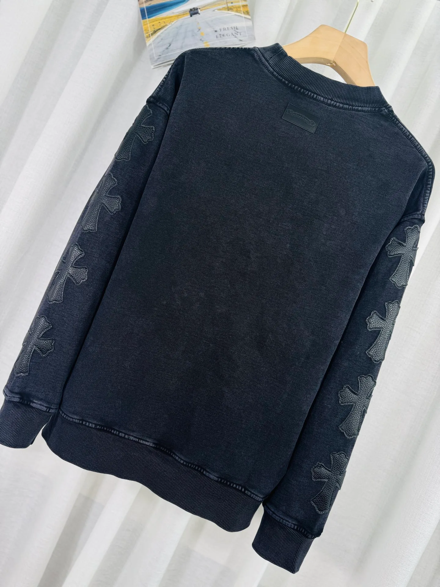 P270 top version, real shot without P, ​​different from market currency) 𝗖𝗵𝗿𝗼𝗺𝗲 𝗛𝗲𝗮𝗿𝘁𝘀/Cro Heart 2025 Washed Leather Embroidery Autumn and Winter New Original Single Counter American Laser Burnt 3D Three-dimensional Color Embroidered Couple Casual Sweater 👑The highest version! Customized fabric 420g tripe terry fabric! American acid-washed and distressed original fabric, laser burnt pattern ✟Skin embroidery, exquisite embroidery of letters! The best-selling model in the counter, very comfortable to wear. Accessories: original molded and authenticated collar label➕100% silk wash label. Genuine purchase-grade original hangtag➕matching hanging rope➕3D hanging beads➕original packaging bag. Craftsmanship: The original version has consistent wiring! The highest version of the armhole matching technique! Color: Gray Black Size: S M L XL Style No.: 9314
